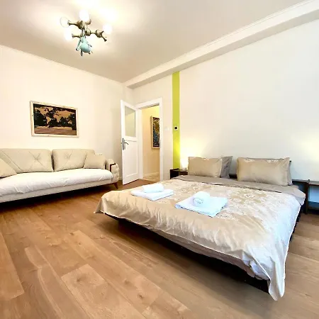 Apartment 180-degree & Forest View